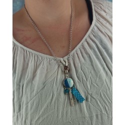 Un pendentif allongé qui sublime la silhouette et attire le regard.
