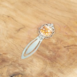 Zoom sur le cabochon texturé façon Hama : un vrai bijou de minutie.