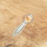 Zoom sur le cabochon texturé façon Hama : un vrai bijou de minutie.