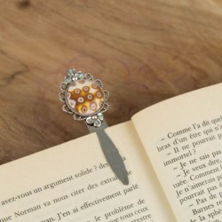 Glissé dans un roman, il devient l’allié parfait de tes soirées lecture.
