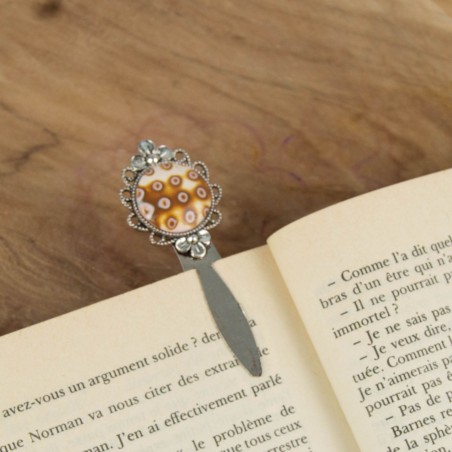 Glissé dans un roman, il devient l’allié parfait de tes soirées lecture.