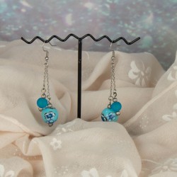 Des boucles pendantes fines et élégantes, prêtes à accompagner toutes vos envies.
