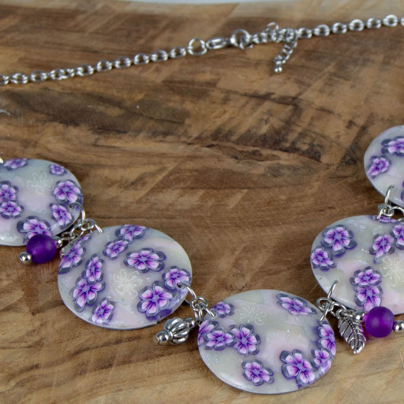Détail des motifs des perles plates, collier Hyacinthe - modèle A