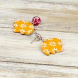 Confort et maintien assurés avec une tige fine et un fermoir papillon, pour des boucles aussi agréables à porter que stylées