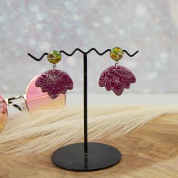 Millefiori en puce, lotus bordeaux en pendant : l’énergie seventies dans un bijou !