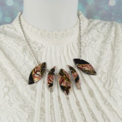 Un collier chic et original aux formes baroques en navette.