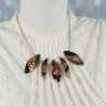 Un collier chic et original aux formes baroques en navette.