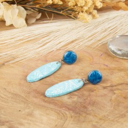 Gros plan sur les détails du cabochon millefiori et son pendant ovale.