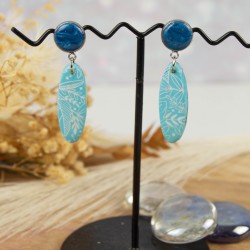 Version mica : cabochon scintillant et pendant ovale graphique.
