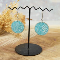 Gros plan sur le motif feuillage des boucles d'oreilles élégantes