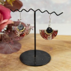 Des teintes riches et profondes, parfaites pour sublimer un look de soirée.