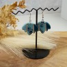 Vue d’ensemble des boucles d’oreilles Lotus, dévoilant la symétrie subtile et les nuances de bleu.