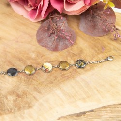 les cinq cabochons uniques et leur délicate palette de couleurs.