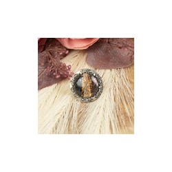 Gros plan sur le cabochon et les détails du serti ciselé