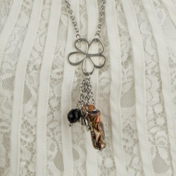 Détail des matériaux : métal, polymère et verre