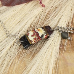 L’élégance d’une forme rectangulaire sublimée par deux pampilles délicates.