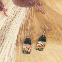 Détails des motifs et des superpositions pour un look unique.