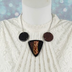 Détail de la perle centrale : triangle audacieux, trois motifs, trois histoires.