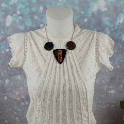 Les perles latérales cuivrée et noire, un contraste chic et intemporel.