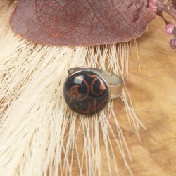 Détail du cabochon : motif floral cuivré, entre éclat et raffinement.