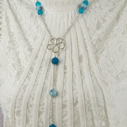 L’élégance moderne : la fleur filigrane donne du caractère à ton look.