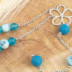 Montage fin et délicat : chaque perle bleue est minutieusement façonnée et assemblée à la main.