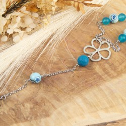 La petite touche qui change tout : les trois perles suspendues donnent au collier son mouvement gracieux.