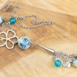 Jeu de pampilles et perles bleues : chaque mouvement devient un éclat de style.