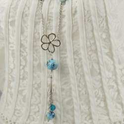 Détail du pendentif : un travail minutieux et aérien pour un bijou qui respire la légèreté.