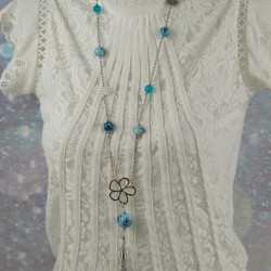 Le sautoir Reflets de Bleu dans toute sa majesté… posé là, tranquille, mais prêt à faire pétiller n’importe quelle tenue.