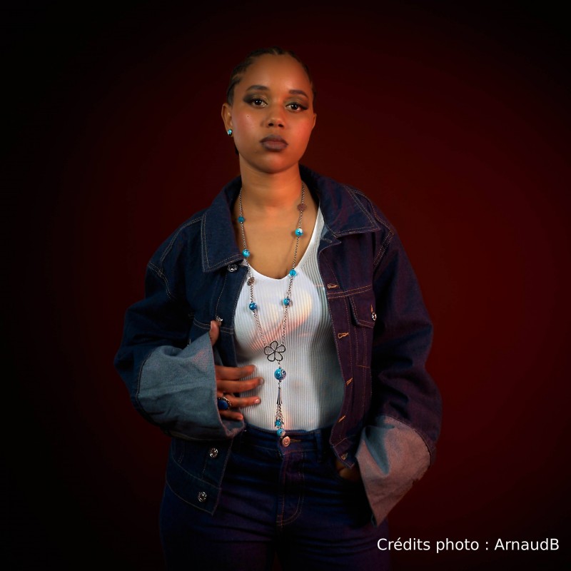 Elégance et chic pour ce sautoir avec un look décontracté/ jeans