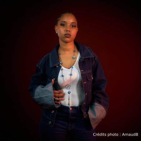 Elégance et chic pour ce sautoir avec un look décontracté/ jeans