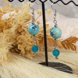 Les boucles d’oreilles portées : légères et dynamiques, elles accompagnent vos gestes avec élégance.