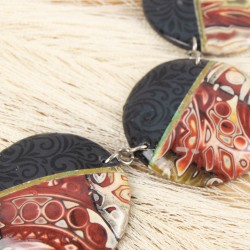 Détail du motif baroque : des volutes noires mates d’une élégance rare.