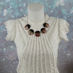 Porté, il habille un décolleté en mode chic