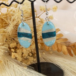 Boucles portées : élégance et originalité au quotidien.