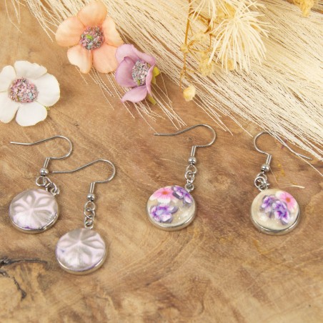 Boucles d'oreilles douces et tendres, cabochon aux motifs légers et discrets