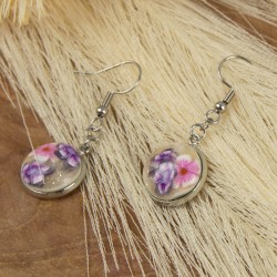 Détail du cabochon et du travail artisanal : la finesse des motifs et la douceur des tons.