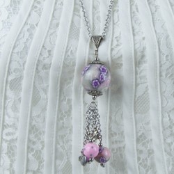 Pendentif complet sur chaîne : un bijou qui rythme ton style et illumine tes tenues.