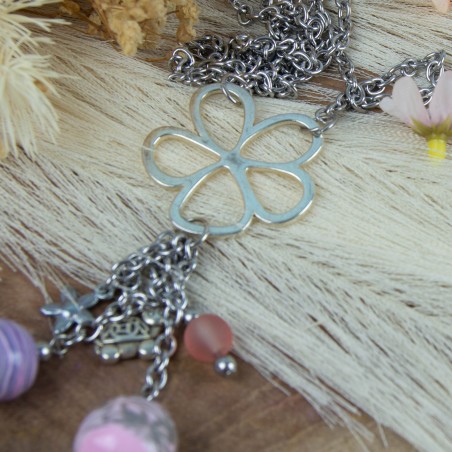 Zoom sur la fleur en métal et les pampilles – détails artisanaux.