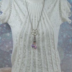 Collier solitaire complet porté – finesse et mouvement assurés.